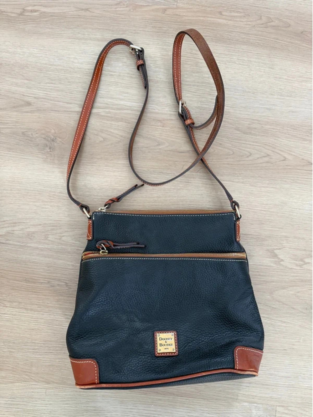 Dooney and Bourke peddle grain cross body purse
